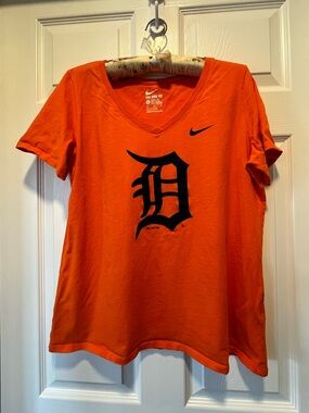 Women’s Nike Detroit Tigers T- Shirt 
Size: XL 
Color: Orange
